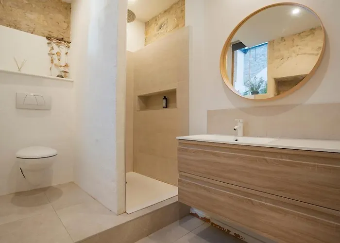 Le Saint Baudile 80sqm Parking Ac Church View * Νιμ